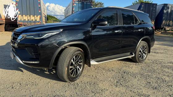 TOYOTA HILUX SW4 2.8 D-4D TURBO DIESEL SRX 7L 4X4 AUTOMÁTICO